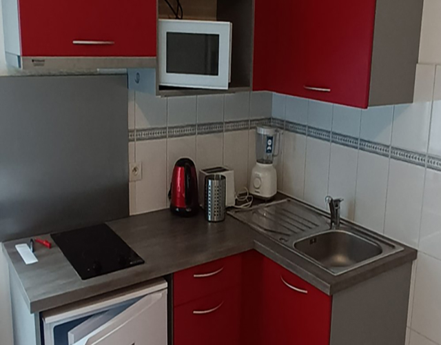 Vue cuisine aménagée studio meublé de 20 m2 à louer sur Tours Centre | LOCATION 37.FR