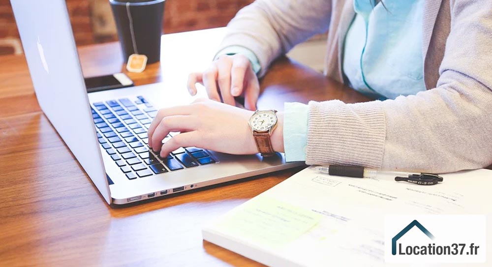 L acronyme APL signifie  Aide au Logement Personnalisée . Cette allocation est versee aux etudiants locataires de leur logement aupres d’un bailleur .